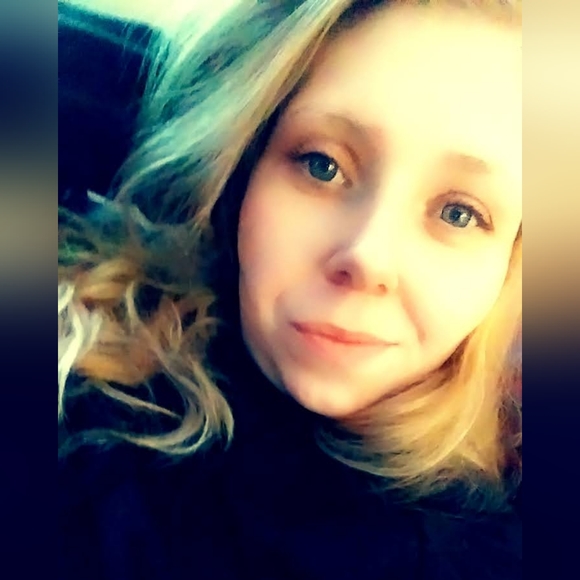 Profile Picture of Jess Hansen (@mamaj0217) on Poshmark