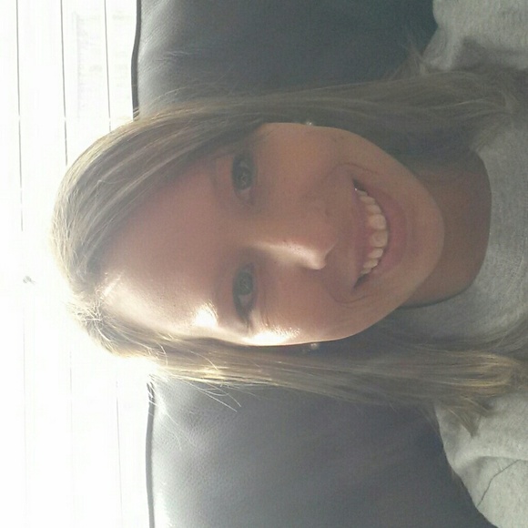 Profile Picture of Carly Fields (@carlyf228) on Poshmark