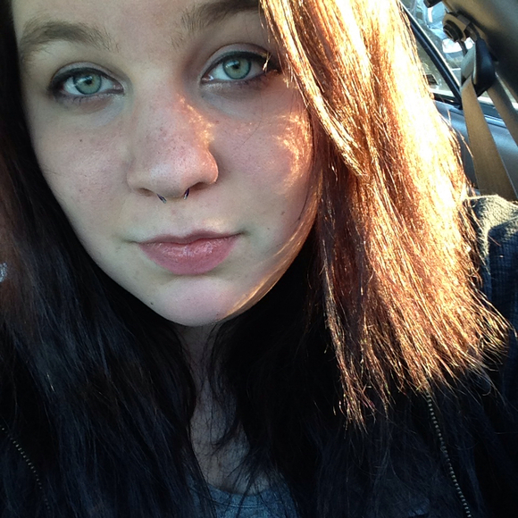 Profile Picture of Amanda Cope (@amandaleighx13) on Poshmark