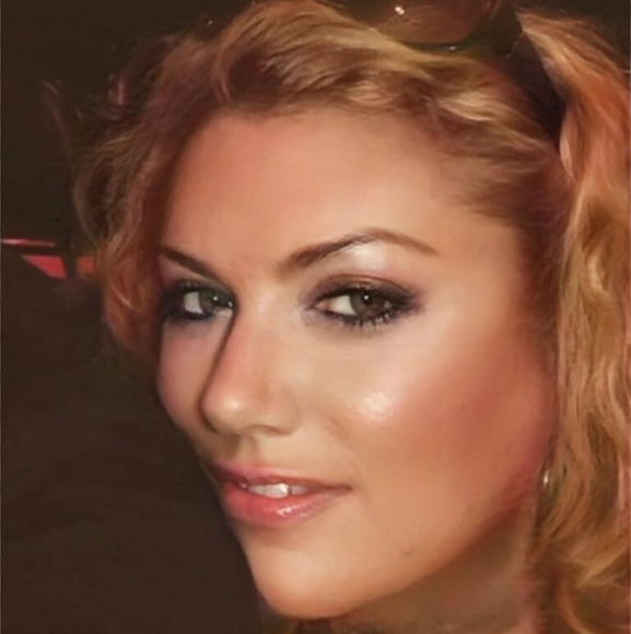 Profile Picture of Kat Lebleu (@katlebleu) on Poshmark