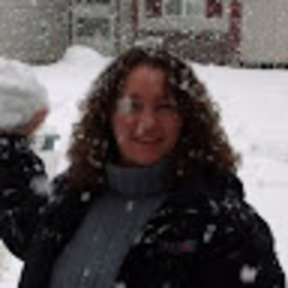 Profile Picture of Maureen Quilling (@maulynn64) on Poshmark