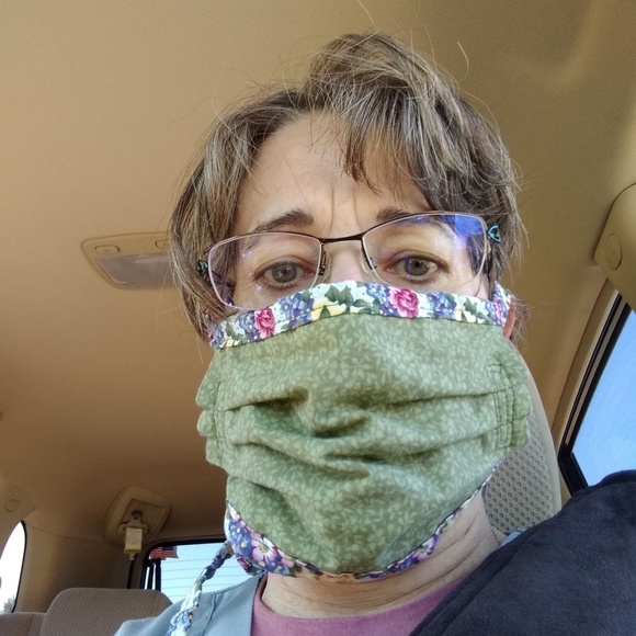 Profile Picture of Carol Vladovich (@canarrt) on Poshmark