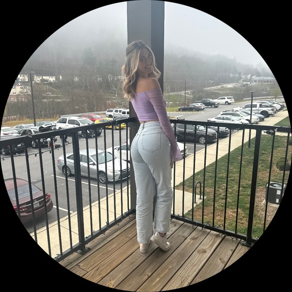 Caitlyn Herley - Poshmark Profile Picture of Caitlyn Herley (@cmherley) on Poshmark
