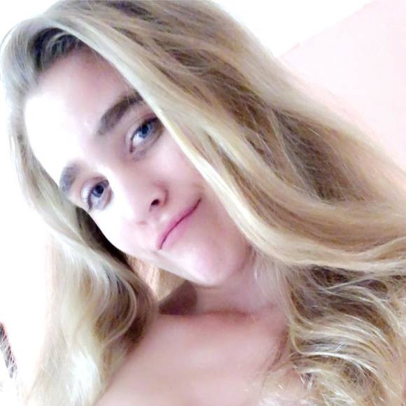 Profile Picture of Lynsey Hiemstra (@lynseyhiemstra) on Poshmark