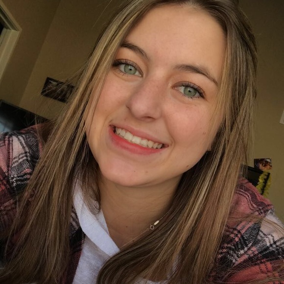 Profile Picture of Ashley Sindlinger (@ashsindlinger) on Poshmark