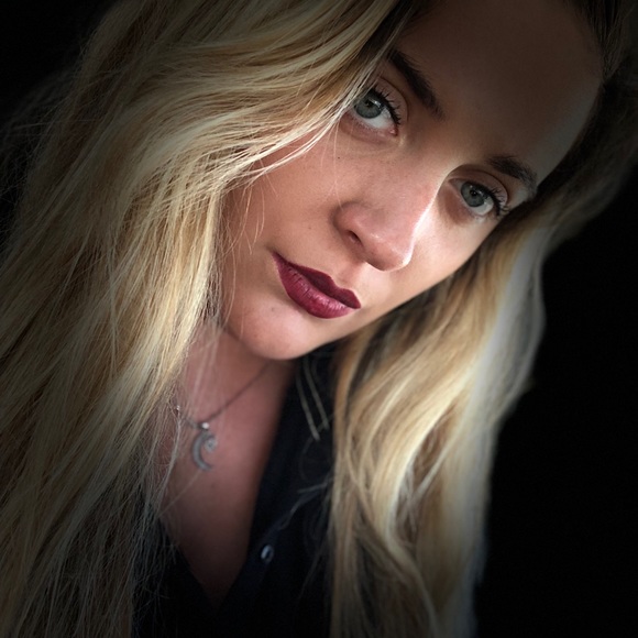 Profile Picture of Elizabeth Brockus (@elizabeth_renne) on Poshmark