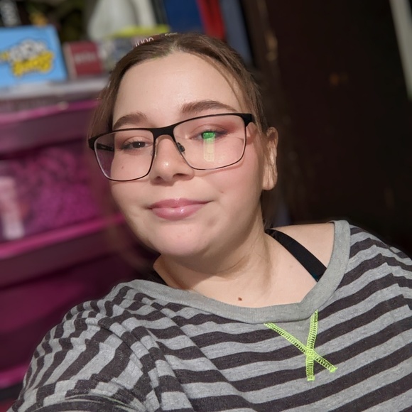 Profile Picture of Michaela Headrick (@makayla_h__) on Poshmark