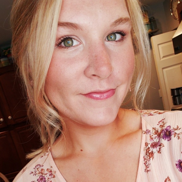 Profile Picture of Kara Simonovich (@karasclosetpa) on Poshmark