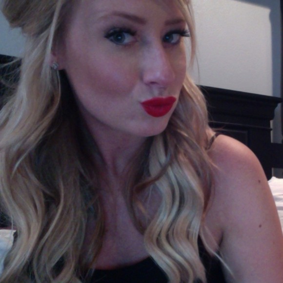 Profile Picture of Kendra Gray (@kendragray1490) on Poshmark