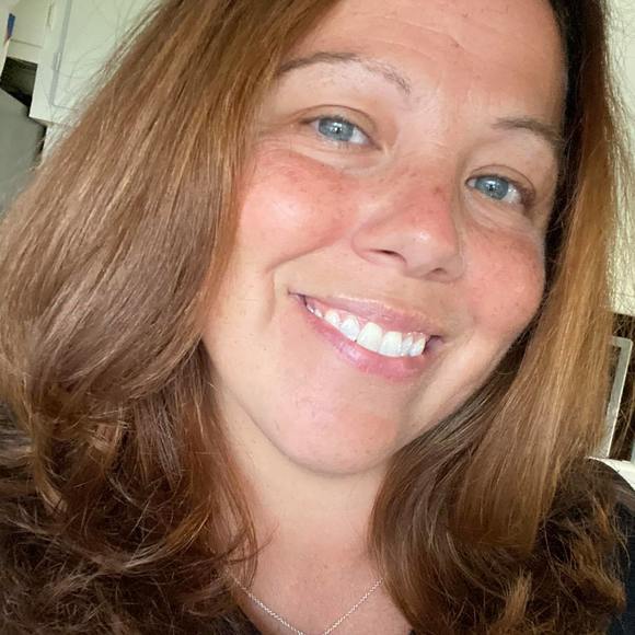 Profile Picture of Laurie Schneider (@lss826) on Poshmark