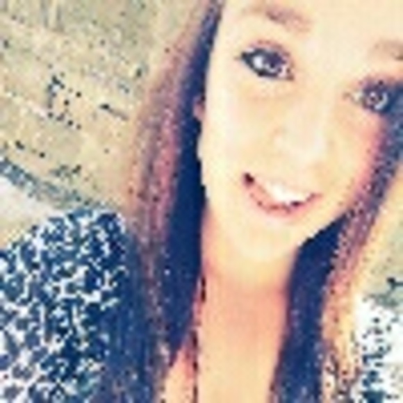 Profile Picture of Gabriella Fonti (@gabbbbaayy) on Poshmark