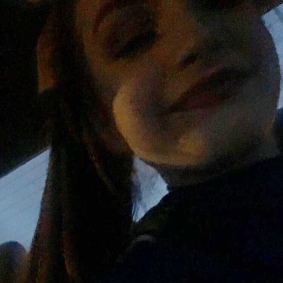 Profile Picture of Nicole Bridger (@nbridgerr) on Poshmark