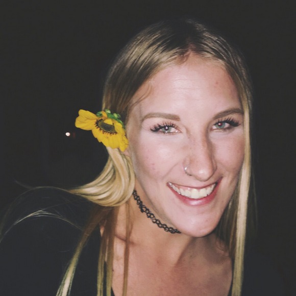 Profile Picture of Kinley Pulsipher (@kiiinley1994) on Poshmark