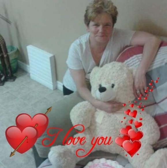 Profile Picture of Jo Hicks (@joannehicks_12) on Poshmark