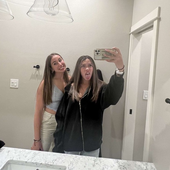 Shayna Bernstein - Poshmark Profile Picture of Shayna Bernstein (@shayna428) on Poshmark