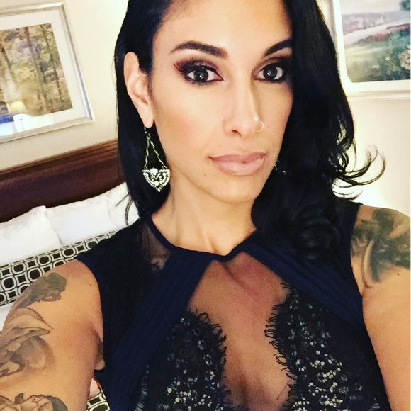 Profile Picture of Cassandra Fontes (@cassiefontes) on Poshmark