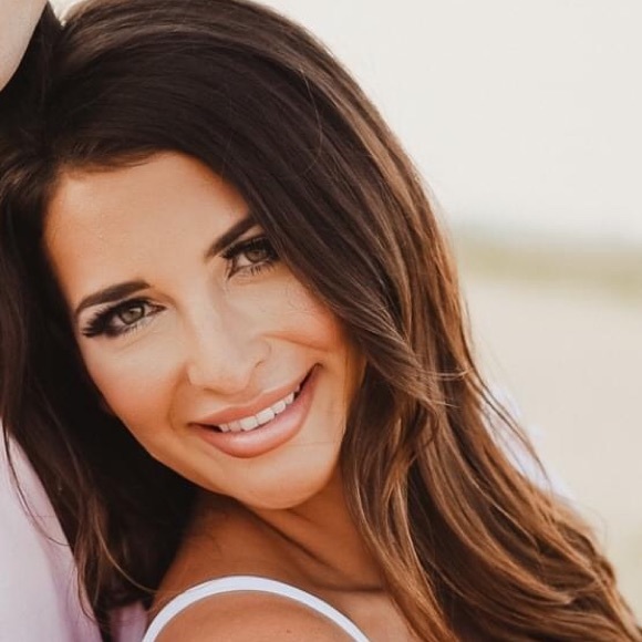 Profile Picture of Lia Heusser (@liamarie1209) on Poshmark