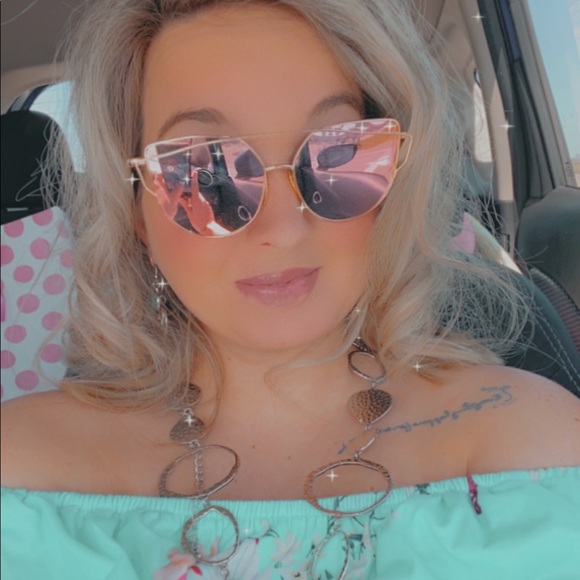 Profile Picture of Eva Miles (@eva_miles) on Poshmark