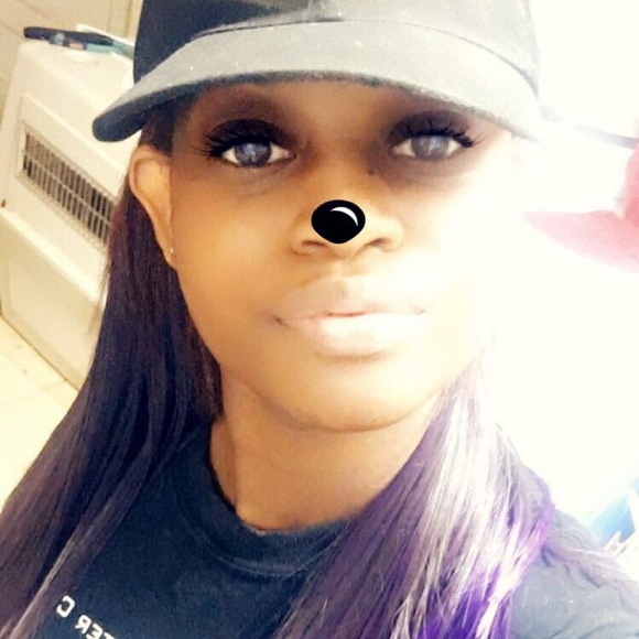Profile Picture of Nicolle Corpas (@nicollecorpas) on Poshmark