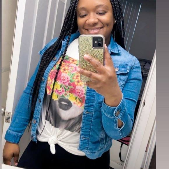 Profile Picture of Alecia Owens (@alecia13) on Poshmark