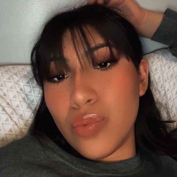 Profile Picture of Amber Barajas (@amberlbarajas) on Poshmark