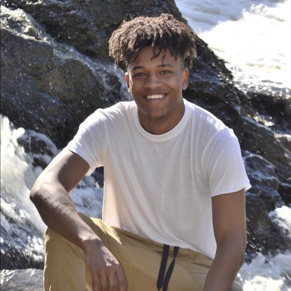 Profile Picture of Xavier Thornton (@xavierthornton) on Poshmark