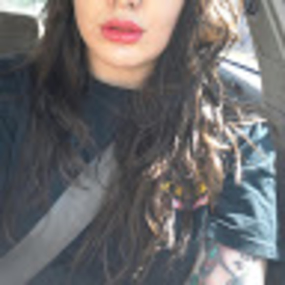 Profile Picture of Mariah Pequignot (@mariahpequignot) on Poshmark