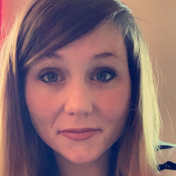 Profile Picture of Gretchen Phillips (@gretchphil) on Poshmark