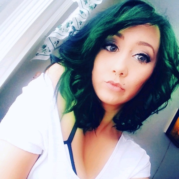 Profile Picture of Samantha Widdowson (@s_widdowson) on Poshmark