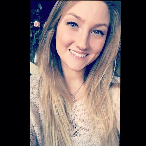 Profile Picture of Alexa Key (@ankey24) on Poshmark