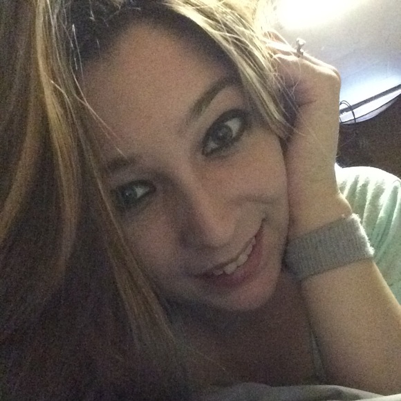 Profile Picture of Shelby Galton (@shelbygalton915) on Poshmark