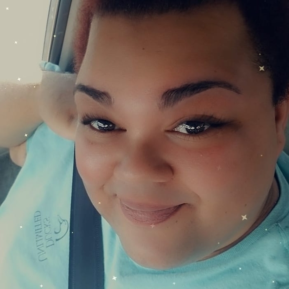 Profile Picture of Ariel Glover (@cheriglover1215) on Poshmark