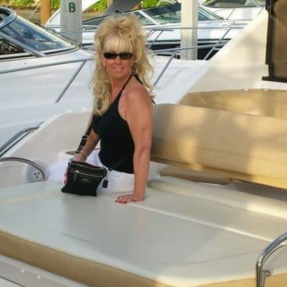 Profile Picture of Louise Theall (@louisetheall) on Poshmark