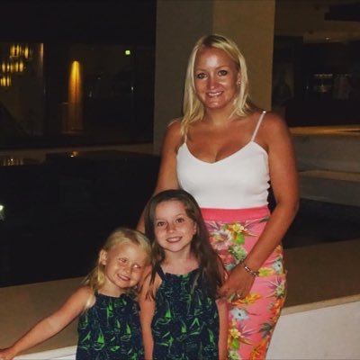 Profile Picture of Laura Barker (@laurabarker411) on Twitter