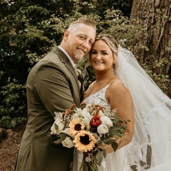 Profile Picture of Dani Cudney (@surferchic677) on Poshmark