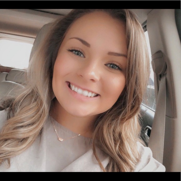 Profile Picture of Amy Burks (@amyburks21) on Poshmark