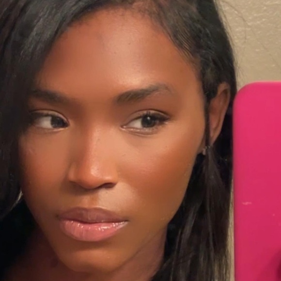 Profile Picture of Yolanda Malone (@ninaseams) on Poshmark
