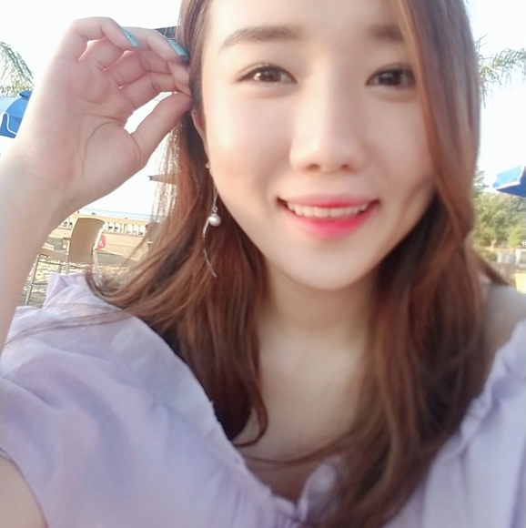 Profile Picture of Eunhee Kim (@eunjin2517) on Poshmark