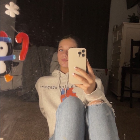 Profile Picture of Lauryn Sternickle (@lauryncstern) on Poshmark