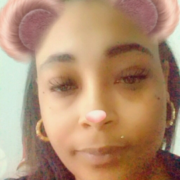 Profile Picture of Kimberly Murphy (@lonlon15) on Poshmark