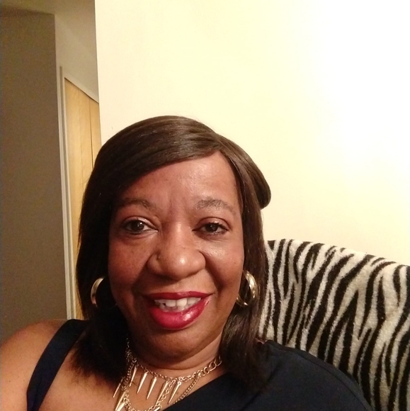 Profile Picture of Mevelyn Hobson (@mevelynhobson) on Poshmark