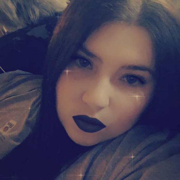 Profile Picture of Amanda Holloway (@ajholloway912) on Poshmark