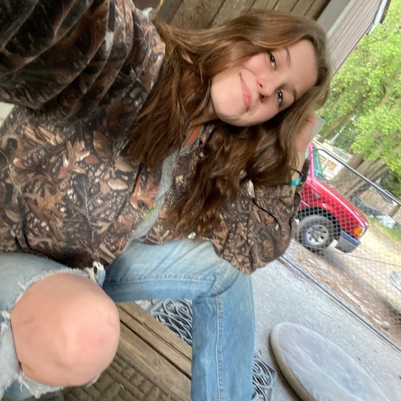 Profile Picture of Kayla Berteaux (@kayla_28lil) on Poshmark