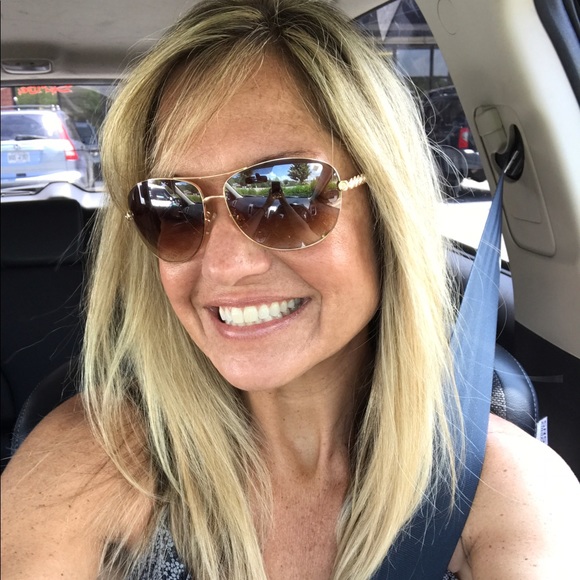 Profile Picture of Holly Williams (@hollyberry1973) on Poshmark