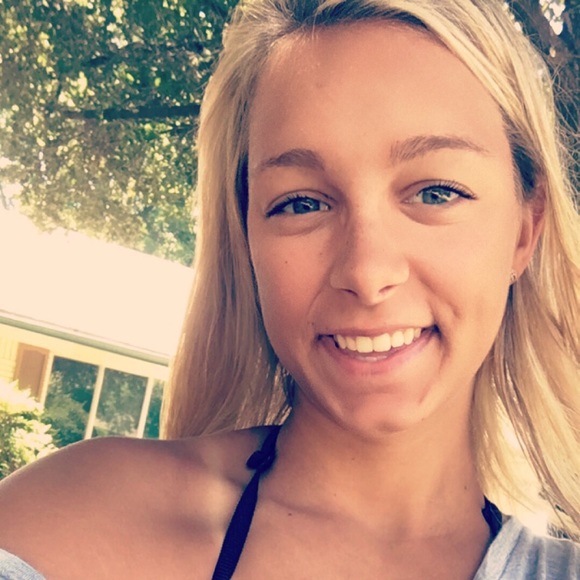 Profile Picture of Carolyn Applegate (@carolynapple16) on Poshmark