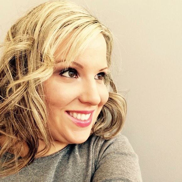 Profile Picture of Megan Markoya (@plainmnms) on Poshmark