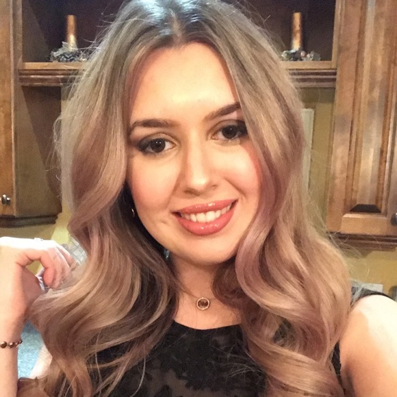 Profile Picture of Caitlin Davis (@caitclarissa) on Poshmark