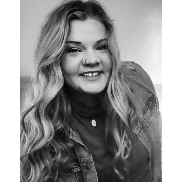 Profile Picture of Victoria Asplund (@vasplund15) on Poshmark