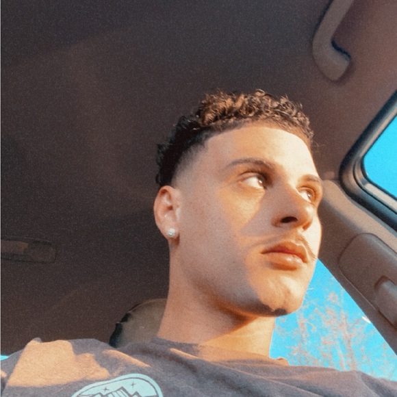 Profile Picture of Tyler Newton (@tylernewton455) on Poshmark