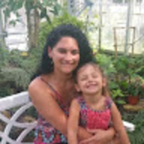 Profile Picture of Laura Surges (@laura_surges) on Poshmark